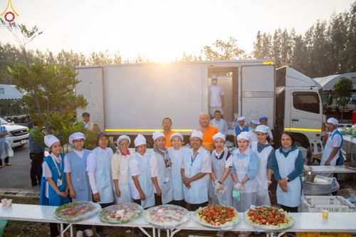 ภาพ No.190488:สาธุชนถวายภัตตาหารเป็นสังฆทาน แด่พระธรรมยาตรา ณ อนุสรณ์สถานมหาวิหารพระมงคลเทพมุนี (โลตัสแลนด์) อ.สองพี่น้อง จ.สุพรรณบุรี ในโครงการธรรมยาตรา กตัญญูบูชา มหาปูชนียาจารย์ พระมงคลเทพมุนี(สด จนฺทสโร) พระผู้ปราบมาร แห่ง ปีที่ 13 วันที่ 7 มกราคม พ.ศ.2568