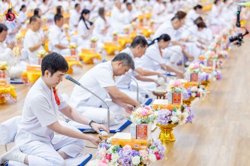 ภาพ No.239590:วันอาทิตย์ที่ 17 สิงหาคม พ.ศ. 2568 พิธีถวายคิลานเภสัช และอุปกรณ์ทางการแพทย์ แด่คณะสงฆ์ เนื่องในวันธรรมชัย ณ ห้องแก้วสารพัดนึก 2 สภาธรรมกายสากล วัดพระธรรมกาย