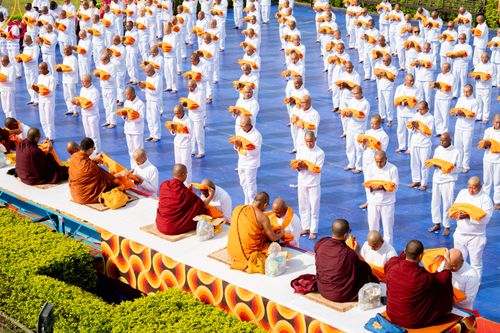 ภาพ No.314117:วันจันทร์ที่ 16 มีนาคม พ.ศ. 2569 พิธีเวียนเทียนประทักษิณ และพิธีบรรพชาสามเณร 500 รูป ณ วิหารมายาเทวี ประเทศเนปาล