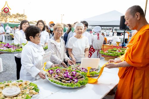 ภาพ No.300998:วันที่ 23 มกราคม พ.ศ. 2569 พิธีถวายภัตตาหารเป็นสังฆทาน แด่พระธรรมยาตรา ณ อนุสรณ์สถานบางปลา วัดบางปลา อำเภอบางเลน จังหวัดนครปฐม ในโครงการธรรมยาตรา กตัญญูบูชา มหาปูชนียาจารย์ พระมงคลเทพมุนี(สด จนฺทสโร) พระผู้ปราบมาร อนุสรณ์สถาน 7 แห่ง ปีที่ 14