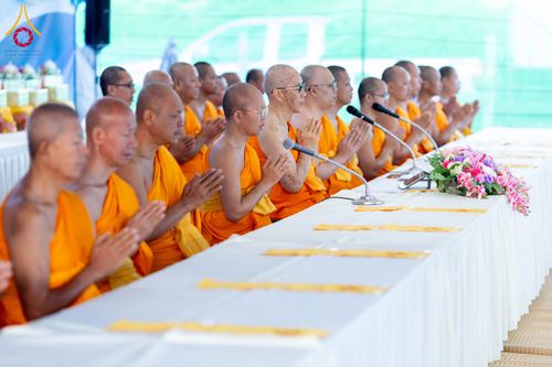 ภาพ No.290815:วันที่ 9 มกราคม พ.ศ. 2569 พิธีถวายภัตตาหารเป็นสังฆทาน แด่พระธรรมยาตรา ณ อนุสรณ์สถานคลองบางนางแท่น อ.สามพราน จ.นครปฐม ในโครงการธรรมยาตรา กตัญญูบูชา มหาปูชนียาจารย์ พระมงคลเทพมุนี(สด จนฺทสโร) พระผู้ปราบมาร อนุสรณ์สถาน 7 แห่ง ปีที่ 14