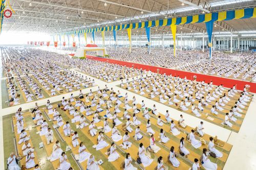 ภาพ No.105464:พิธีปฏิบัติธรรมและพิธีบูชาข้าวพระ ในวันจันทร์ที่ 1 มกราคม พ.ศ. 2567 ณ สภาธรรมกายสากล วัดพระธรรมกาย