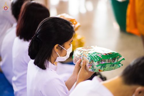 ภาพ No.76754:พิธีตักบาตรข้าวสารอาหารแห้ง  ณ บ้านแก้วเรือนทองคุณยายฯ สภาธรรมกายสากล  วัดพระธรรมกาย จ.ปทุมธานี  ในวันอาทิตย์ต้นเดือนที่ 6 มีนาคม พ.ศ. 2566