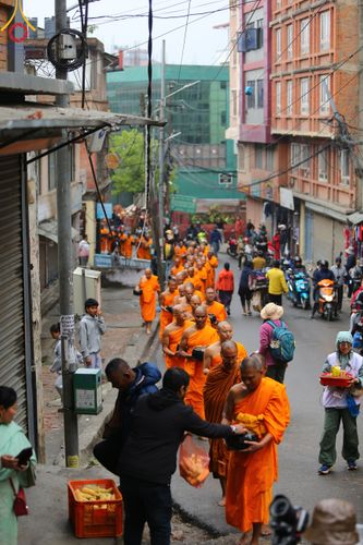 ภาพ No.317176:วันจันทร์ที่ 30 มีนาคม พ.ศ.2569 จาริกบิณฑบาตสยมภูนาทสู่พระราชวังหนุมานโดกา ประเทศเนปาล