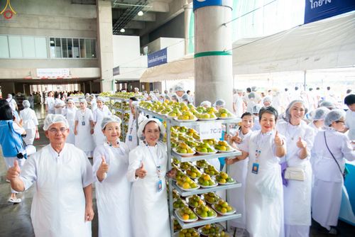 ภาพ No.325709:วันที่ 22 เมษายน พ.ศ.2569(วันคุ้มครองโลก) งานถวายมหาสังฆทาน 40,000 กว่าวัดทั่วประเทศ เจ้าหน้าที่ สาธุชน ร่วมใจจัดเตรียมภัตตาหารเพล (ชุด 2)