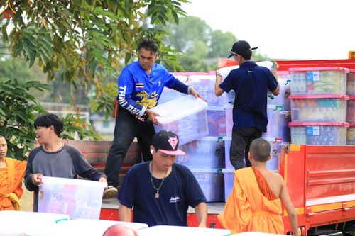 ภาพ No.280876:วันที่ 27 ธันวาคม พ.ศ.2568 คณะสงฆ์และเจ้าหน้าที่ทุกสังกัด ช่วยกันเตรียมงานตักบาตรพระ 1,000 รูป จ.สตูล