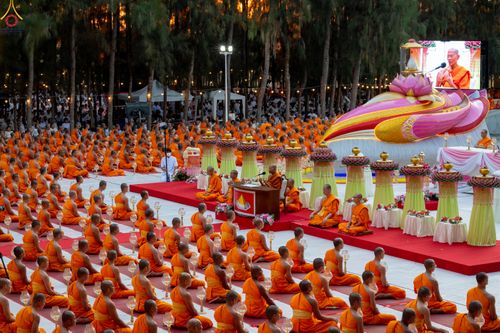 ภาพ No.289120:วันที่ 6 มกราคม พ.ศ. 2569 พิธีจุดประทีปถวายเป็นพุทธบูชา และบูชาธรรมมหาปูชนียาจารย์ ณ อนุสรณ์สถานมหาวิหารพระมงคลเทพมุนี (โลตัสแลนด์) อ.สองพี่น้อง จ.สุพรรณบุรี ในโครงการธรรมยาตรา กตัญญูบูชา มหาปูชนียาจารย์ พระมงคลเทพมุนี(สด จนฺทสโร) พระผู้ปราบมาร อนุสรณ์สถ