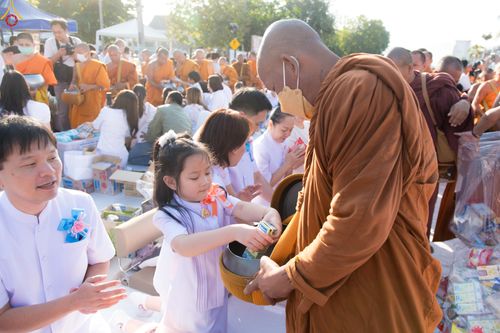 ภาพ No.282713:วันเสาร์ที่ 20 ธันวาคม พ.ศ.2568 พิธีตักบาตรพระ 10,000 รูป (ชุด 2) เนื่องในโอกาส 194 ปี จังหวัดกาญจนบุรี และอุทิศส่วนกุศลให้แด่บรรพชนทั้งหลาย บริเวณถนนสองแคว (Skywalk) เมืองกาญจนบุรี