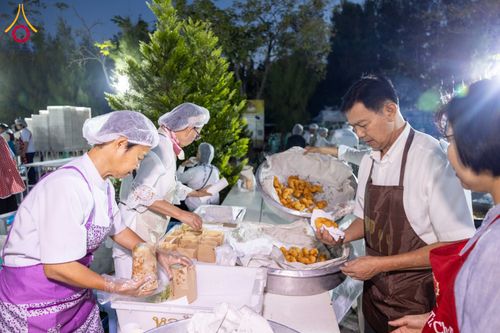 ภาพ No.288235:วันที่ 5 มกราคม พ.ศ. 2569 พิธีถวายภัตตาหารเป็นสังฆทาน แด่พระธรรมยาตรา ในโครงการธรรมยาตรา กตัญญูบูชา มหาปูชนียาจารย์ พระมงคลเทพมุนี(สด จนฺทสโร) พระผู้ปราบมาร อนุสรณ์สถาน 7 แห่ง ปีที่ 14 ณ อนุสรณ์สถานมหาวิหารพระมงคลเทพมุนี (โลตัสแลนด์) อ.สองพี่น้อง จ.สุพรร