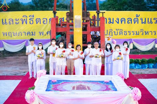 ภาพ No.81426:พิธีทอดผ้าป่า วางดวงแก้วบรมจักรพรรดิ  โปรยรัตนชาติ และพิธีตอกเสาเข็มมงคลต้นแรก อาคาร 80 ปี หลวงพ่อธัมมชโย ณ ศูนย์ปฏิบัติธรรมวิหารแดง อำเภอวิหารแดง จังหวัดสระบุรี วันอาทิตย์ที่ 28 พฤษภาคม พ.ศ.2566