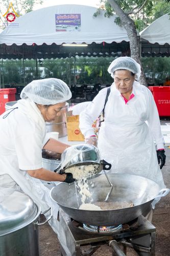 ภาพ No.289586:วันที่ 7 มกราคม พ.ศ. 2569 พิธีถวายภัตตาหารเป็นสังฆทาน แด่พระธรรมยาตรา ในโครงการธรรมยาตรา กตัญญูบูชา มหาปูชนียาจารย์ พระมงคลเทพมุนี(สด จนฺทสโร) พระผู้ปราบมาร อนุสรณ์สถาน 7 แห่ง ปีที่ 14 ณ อนุสรณ์สถานมหาวิหารพระมงคลเทพมุนี (โลตัสแลนด์) อ.สองพี่น้อง จ.สุพรร