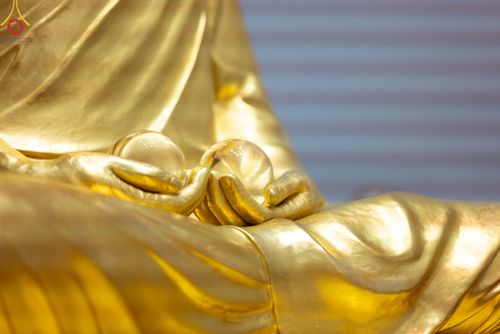 ภาพ No.89213:พิธีประดิษฐานรูปหล่อทองคำ  คุณยายอาจารย์มหารัตนอุบาสิกาจันทร์ ขนนกยูง ภายในมหาวิหารคุณยายอาจารย์ฯ เนื่องในวันครูผู้ค้นพบวิชชาธรรมกาย วันศุกร์ที่ 29 กันยายน พ.ศ. 2566 ณ วัดพระธรรมกาย จ.ปทุมธานี