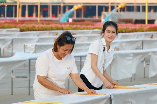 ภาพ No.321929:วันที่ 11-12 เมษายน พ.ศ.2569 การเตรียมงาน มัดถุงน้ำ , ผูกผ้าระบาย , เตรียมจุดฉันภัตตาหาร เพื่องานถวายมหาสังฆทาน 40,000 กว่าวัดทั่วประเทศ วันคุ้มครองโลก 22 เมษายน พ.ศ.2569 วัดพระธรรมกาย