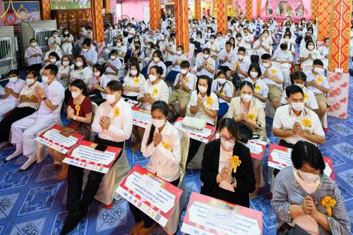 ภาพ No.73678:พิธีเจริญพระพุทธมนต์ ปฏิบัติธรรม มอบทุนการศึกษา ถวายสังฆทาน 106 วัด เพื่อถวายเป็นพุทธบูชา และขับเคลื่อนโครงการหมู่บ้านรักษาศีล 5  โดยคณะสงฆ์จังหวัดนนทบุรี คณะศิษยานุศิษย์วัดพระธรรมกาย โครงการธรรมยาตราฯ ปีที่ 11 ณ วัดตะเคียน อ.บางกรวย จ.นนทบุรี วันที่ 21 