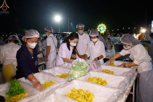 ภาพ No.73730:พิธีถวายภัตตาหารเป็นสังฆทาน แด่คณะพระธรรมยาตราฯ ในโครงการธรรมยาตรากตัญญูบูชา มหาปูชนียาจารย์ พระมงคลเทพมุนี(สด จนฺทสโร) พระผู้ปราบมาร อนุสรณ์สถาน 7 แห่ง ปีที่ 11 วันที่ 22 มกราคม พ.ศ. 2566
