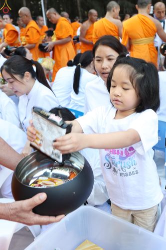 ภาพ No.289439:วันที่ 7 มกราคม พ.ศ. 2569 พิธีตักบาตรพระธรรมยาตรา ณ อนุสรณ์สถานลำดับที่ 1 สถานที่เกิดด้วยรูปกายเนื้อ อนุสรณ์สถานมหาวิหารพระมงคลเทพมุนี (โลตัสแลนด์) อ.สองพี่น้อง จ.สุพรรณบุรี ในโครงการธรรมยาตรา กตัญญูบูชา มหาปูชนียาจารย์ พระมงคลเทพมุนี(สด จนฺทสโร) พระผู้ป