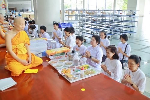 ภาพ No.328767:วันเสาร์ที่ 16 พฤษภาคม พ.ศ.2569 พิธีบุพเปตพลี ครั้งที่ 183 ร่วมอุทิศบุญแด่หมู่ญาติที่ล่วงลับไปแล้ว และสืบทอดอายุพระพุทธศาสนา ณ หอฉันคุณยายอาจารย์ฯ  วัดพระธรรมกาย