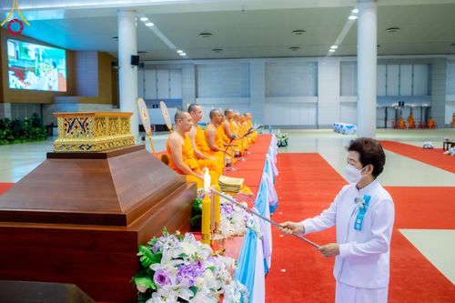 ภาพ No.91045:พิธีบำเพ็ญกุศลสวดพระอภิธรรม  อุบาสกถาวร พรหมถาวร (อุบาสกผู้ปั้นพระ) คืนสุดท้าย วันศุกร์ที่ 20 ตุลาคม พ.ศ. 2566 ณ ห้องแก้วสารพัดนึก 1 สภาธรรมกายสากล วัดพระธรรมกาย จ.ปทุมธานี