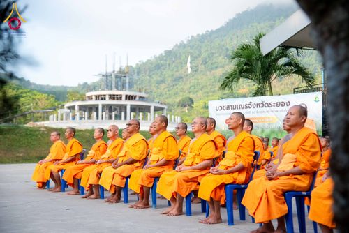 ภาพ No.321759:วันที่ 12 เมษายน พ.ศ.2569 ตักบาตรสงกรานต์ฉลองสามเณรใหม่  ณ ศูนย์ปฏิบัติธรรมระยอง(บ้านช่องลม)