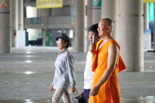 ภาพ No.322938:วันที่ 17-19 เมษายน พ.ศ.2569 การปูผ้ากระสอบขาว , เตรียมจุดฉัน , เตรียมจุดพักค้าง เพื่องานถวายมหาสังฆทาน 40,000 กว่าวัดทั่วประเทศ วันคุ้มครองโลก 22 เมษายน พ.ศ.2569 วัดพระธรรมกาย