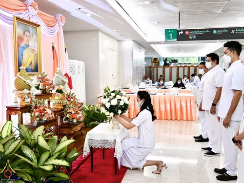 ภาพ No.67580:ผู้แทนคณะศิษยานุศิษย์วัดพระธรรมกาย ลงนามถวายพระพร สมเด็จพระเจ้าลูกเธอ เจ้าฟ้าพัชรกิติยาภา นเรนทิราเทพยวดี กรมหลวงราชสาริณีสิริพัชร มหาวัชรราชธิดา