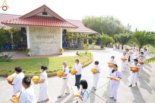 ภาพ No.65413:พิธีขอขมาผู้ปกครอง โดยนาคธรรมทายาท ในโครงการอุปสมบทบูชาธรรม มหาปูชนียาจารย์ประจำปี 2565 วันที่ 19 พฤศจิกายน พ.ศ. 2565 ณ ศูนย์ปฏิบัติธรรมลำปาง