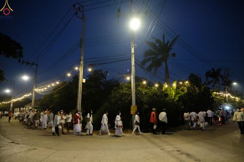 ภาพ No.73512:พิธีตักบาตรพระธรรมยาตราฯ ในโครงการธรรมยาตรากตัญญูบูชา มหาปูชนียาจารย์ พระมงคลเทพมุนี(สด จนฺทสโร) พระผู้ปราบมาร ปีที่ 11 ณ อนุสรณ์สถานลำดับที่ 4 สถานที่เกิดด้วยกายธรรม วัดโบสถ์ (บน) บางคูเวียง อ.บางกรวย จ.นนทบุรี วันที่ 22 มกราคม พ.ศ. 2566