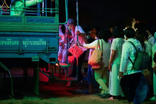 ภาพ No.70488:พิธีตักบาตรพระธรรมยาตราฯ ในโครงการธรรมยาตรากตัญญูบูชา มหาปูชนียาจารย์ พระมงคลเทพมุนี(สด จนฺทสโร) พระผู้ปราบมาร ปีที่ 11 ณ อนุสรณ์สถานลำดับที่ 2 สถานที่ตั้งมโนปณิธานบวชตลอดชีวิต อนุสรณ์สถานคลองบางนางแท่น อ.สามพราน จ.นครปฐม วันที่ 14 มกราคม พ.ศ. 2566