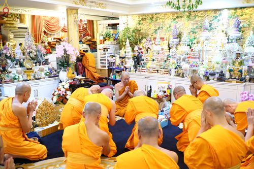 ภาพ No.286225:วันที่ 12 กรกฎาคม พศ.2568 (แรม 2 ค่ำ เดือน 8) พระภิกษุวัดพระธรรมกาย ทำวัตรพระผู้ใหญ่ เนื่องในวันเข้าพรรษา