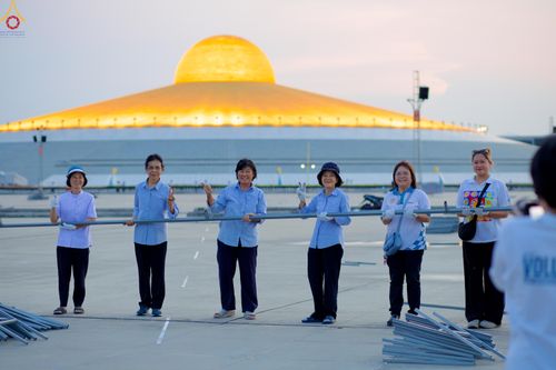 ภาพ No.326918:วันที่ 1 พฤษภาคม พ.ศ.2569 พระภิกษุ สามเณร เจ้าหน้าที่ สาธุชน ร่วมกันเก็บงาน ณ ลานธรรม วัดพระธรรมกาย