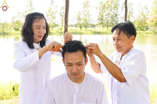 ภาพ No.65107:พิธีปลงผมนาคธรรมทายาท โครงการอุปสมบทบูชาธรรม มหาปูชนียาจารย์ประจำปี 2565 วันที่ 17 พฤศจิกายน พ.ศ. 2565 ณ ศูนย์ปฏิบัติธรรมลำปาง