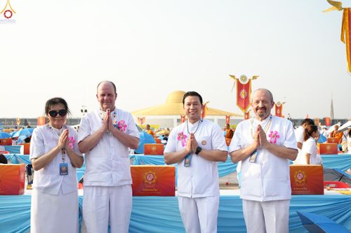 ภาพ No.324599:วันที่ 22 เมษายน พ.ศ.2569 (วันคุ้มครองโลก) บรรยากาศสาธุชน ในงานถวายมหาสังฆทาน 40,000 กว่าวัดทั่วประเทศ ณ ลานธรรม วัดพระธรรมกาย