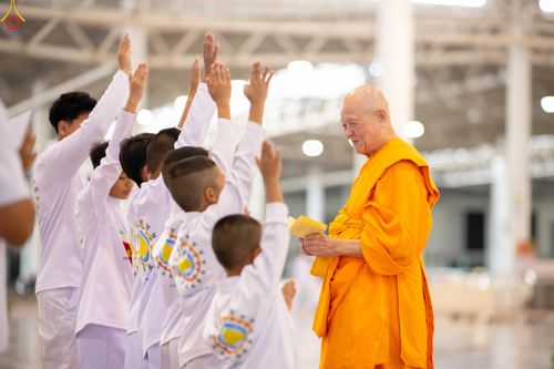 ภาพ No.338906:วันอาทิตย์ที่ 12 กรกฎาคม พ.ศ.2569 พิธีมุทิตาผู้สอบได้เปรียญธรรม ประโยค 1-2 ถึง ป.ธ.9 และ บ.ศ.1-2 ถึง บ.ศ.6 สำนักศาสนศึกษาวัดพระธรรมกาย ประจำปี 2569, พิธีมอบตราตั้งแต่งตั้งอาจารย์ใหญ่ สำนักศาสนศึกษาวัดพระธรรมกาย