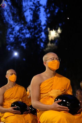 ภาพ No.69641:พิธีตักบาตรพระธรรมยาตราฯ ในโครงการธรรมยาตรากตัญญูบูชา มหาปูชนียาจารย์ พระมงคลเทพมุนี(สด จนฺทสโร) พระผู้ปราบมาร ปีที่ 11 ณ อนุสรณ์สถานลำดับที่ 1 สถานที่เกิดด้วยรูปกายเนื้อ อนุสรณ์สถานมหาวิหารพระมงคลเทพมุนี อ.สองพี่น้อง จ.สุพรรณบุรี