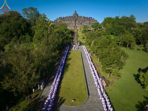 ภาพ No.68163:พิธีเวียนประทักษิณ และวันทาพระมหาเจดีย์บรมพุทโธ ของนาคธรรมทายาท ประเทศอินโดนีเซีย วันที่ 17 ธันวาคม พ.ศ. 2565