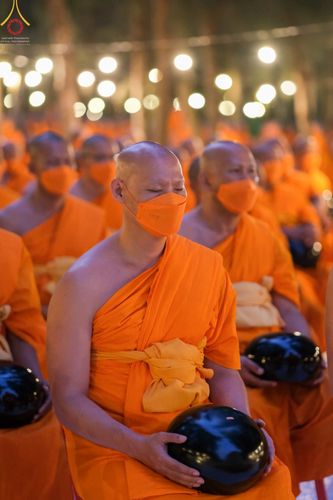 ภาพ No.69550:พิธีตักบาตรพระธรรมยาตราฯ ในโครงการธรรมยาตรากตัญญูบูชา มหาปูชนียาจารย์ พระมงคลเทพมุนี(สด จนฺทสโร) พระผู้ปราบมาร ปีที่ 11 ณ อนุสรณ์สถานลำดับที่ 1 สถานที่เกิดด้วยรูปกายเนื้อ อนุสรณ์สถานมหาวิหารพระมงคลเทพมุนี อ.สองพี่น้อง จ.สุพรรณบุรี