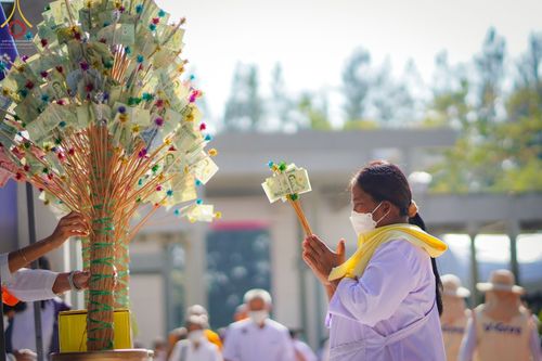 ภาพ No.69293:พิธีจุดประทีปถวายเป็นพุทธบูชา และบูชาธรรมมหาปูชนียาจารย์ ในโครงการธรรมยาตรากตัญญูบูชา มหาปูชนียาจารย์ พระมงคลเทพมุนี(สด จนฺทสโร) พระผู้ปราบมาร ปีที่ 11 ณ อนุสรณ์สถานมหาวิหารพระมงคลเทพมุนี อ.สองพี่น้อง จ.สุพรรณบุรี