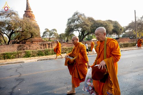 ภาพ No.318104:วันเสาร์ที่ 4 เมษายน พ.ศ. 2569 งานทำบุญเมืองใจกลางอยุธยา  ตักบาตรพระ 1,109 รูป ณ ถนนชีกุน หน้าวัดมหาธาตุ และวัดราชบูรณะ