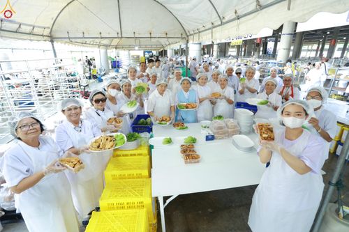 ภาพ No.323669:วันที่ 22 เมษายน พ.ศ.2569(วันคุ้มครองโลก) งานถวายมหาสังฆทาน 40,000 กว่าวัดทั่วประเทศ คณะสงฆ์ฉันภัตตาหารเพล