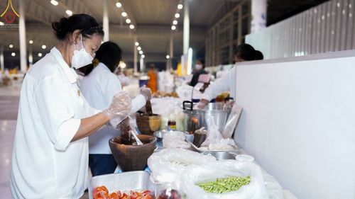 ภาพ No.75093:พิธีถวายภัตตาหารเป็นสังฆทาน แด่คณะพระธรรมยาตราฯ ในโครงการธรรมยาตรากตัญญูบูชา มหาปูชนียาจารย์ พระมงคลเทพมุนี(สด จนฺทสโร) พระผู้ปราบมาร อนุสรณ์สถาน 7 แห่ง ปีที่ 11 วันที่ 31 มกราคม พ.ศ. 2566