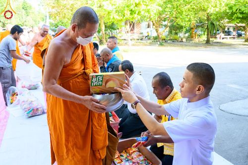 ภาพ No.78338:พิธีถวายสังฆทานแด่คณะสงฆ์ ๓๒๓ วัด พิธีมอบกองทุนหนุนแรงใจช่วยครูใต้และพิธีทำบุญอุทิศส่วนกุศลแด่ผู้วายชนม์ในเหตุการณ์ความไม่สงบ ๔ จังหวัดชายแดนภาคใต้  (ปัตตานี ยะลา นราธิวาส สงขลา) ปีที่ ๑๙ ครั้งที่ ๑๖๑ พิธีมอบกองทุนหนุนแรงใจช่วยครูใต้ (ปีที่ ๑๖ ครั้งที่ ๑