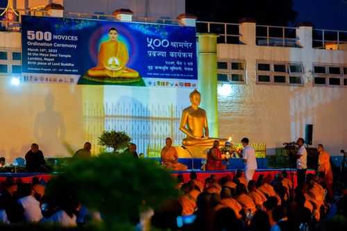 ภาพ No.78199:พิธีจุดประทีปและเวียนประทักษิณถวายเป็นพุทธบูชา ในโครงการบรรพชาสามเณรหมู่ ณ ลุมพินีวัน ประเทศเนปาล  วันที่ 16 มีนาคม พ.ศ. 2566