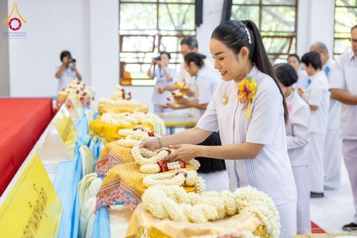 ภาพ No.160907:พิธีเจริญพระพุทธมนต์ และปิดแผ่นทองรูปเหมือน พระเดชพระคุณพระมงคลเทพมุนี (สด จนฺทสโร) พระผู้ปราบมาร จำนวน 3 องค์ วันเสาร์ที่ 5 ตุลาคม พ.ศ. 2567 ณ อาคารปลูกศรัทธา 2 (ชานชลาเดิม) วัดพระธรรมกาย อ.คลองหลวง จ.ปทุมธานี