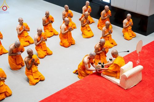 ภาพ No.159808:พิธีตัดปอยผมปลงผมนาคธรรมทายาท, พิธีบรรพชาอุปสมบทหมู่ โครงการอุปสมบทหมู่บูชาธรรม 140 ปี พระมงคลเทพมุนี (สด จนฺทสโร) ณ โบสถ์พระไตรปิฏก วัดพระธรรมกาย วันเสาร์ที่ 5 ตุลาคม พ.ศ. 2567