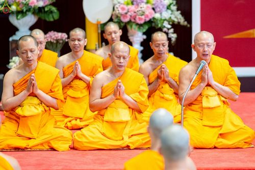 ภาพ No.227807:วันเสาร์ที่ 31 พฤษภาคม พ.ศ.2568 พิธีถวายผ้าไตรแด่สามเณรผู้เข้ารับการอุปสมบท , พิธีอุปสมบทสามเณรเตรียม DCI วัดพระธรรมกาย จ.ปทุมธานี