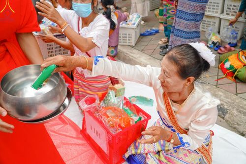 ภาพ No.146348:ตักบาตรพระ 1,384 รูป ทำบุญเมืองฝางครบรอบ 1,383 ปี ถวายเป็นพระราชกุศลแด่พระบาทสมเด็จพระเจ้าอยู่หัว เนื่องในโอกาสพระราชพิธีมหามงคล เฉลิมพระชนมพรรษา 6 รอบ 72 พรรษา วันเสาร์ที่ 27 กรกฎาคม พ.ศ.2567  ณ ถนนหน้าที่ว่าการอำเภอฝาง จ.เชียงใหม่