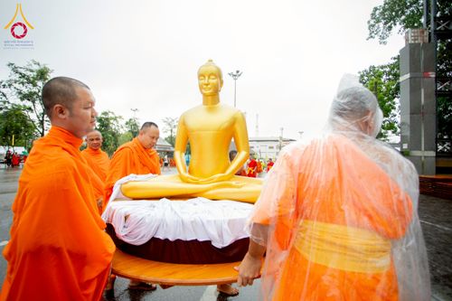 ภาพ No.226185:วันอาทิตย์ที่ 25 พฤษภาคม พ.ศ. 2568 พิธีตักบาตรพระ 1,000 รูปเมืองตรัง ครบรอบ 110 ปี เมืองทับเที่ยง ถวายเป็นพุทธบูชา ถวายเป็นพระราชกุศลแด่รัชกาลที่ 10 และอุทิศส่วนกุศลแด่อดีตเจ้าเมืองตรัง และบรรพบุรุษ ณ บริเวณหน้าศาลากลางจังหวัดตรัง ถนนพระราม 6