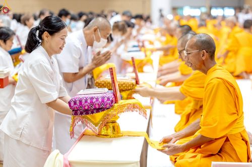 ภาพ No.228426:วันอาทิตย์ที่ 8 มิถุนายน พ.ศ. 2568 พิธีถวายทุนสนับสนุนพระไตรปิฎกฉบับธรรมชัย และอนุรักษ์คัมภีร์โบราณ ณ ห้องแก้วสารพัดนึก 2 วัดพระธรรมกาย