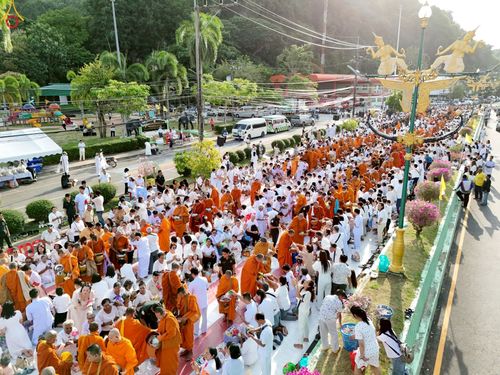 ภาพ No.235259:วันอาทิตย์ที่ 27 กรกฎาคม พ.ศ. 2568 พิธีตักบาตรพระ1,000 รูป ทำบุญเมืองพัทลุง ประธานสงฆ์ พระปริยัติวชิโรดม  เจ้าคณะจังหวัดพัทลุง ประธานฆราวาส นายรัฐศาสตร์ ชิดชู  ผู้ว่าราชการจังหวัดพัทลุง