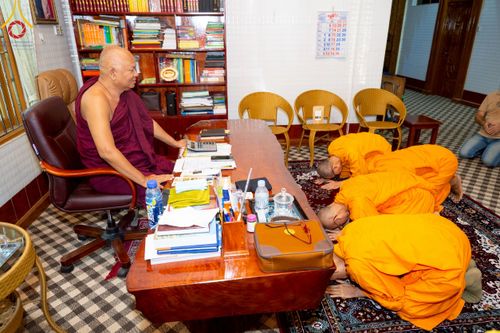 ภาพ No.220410:วันที่ 17 เมษายน พ.ศ. 2568 ผู้แทนวัดพระธรรมกาย ลงพื้นที่เยียวยา ซับน้ำตาเหยื่อแผ่นดินไหวมัณฑะเลย์